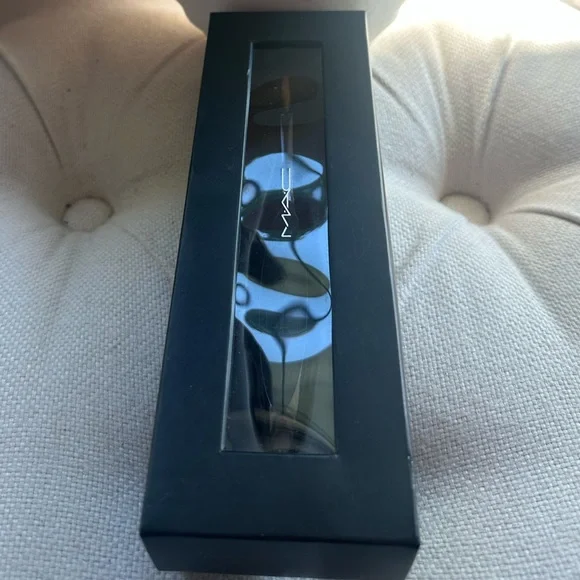 MAC Masterclass Linear 1 Brush (Mac Store Exclusive) - Picture 4 of 5